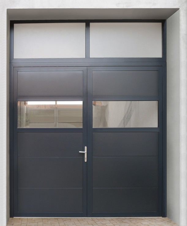 Dvoukřídlá garážová vrata - s nadsvětlýkem a okýnky - antracit, rovný hladký povrch