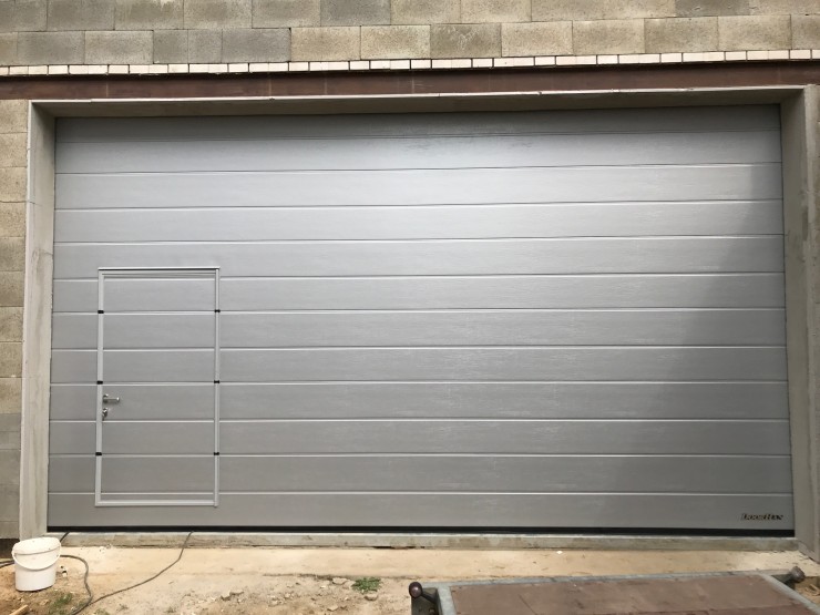 sekční průmyslová vrata se vstupními dveřmi - stříbrná, drážka, woodgrain
